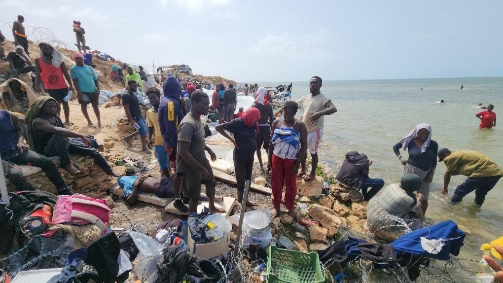 2023年7月26日，在突尼斯與利比亞邊境的艾季迪爾角，眾多移民滯留在地中海海岸邊。新華社發(fā)（哈姆扎·圖爾基亞攝）