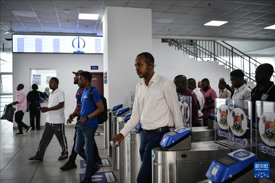 2月28日，在尼日利亞拉各斯，人們在輕軌藍線碼頭站刷卡出站。新華社記者 韓旭 攝