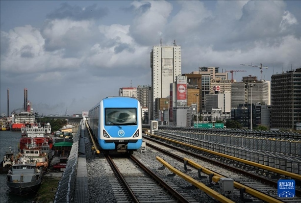 這是2月28日在尼日利亞拉各斯拍攝的一列輕軌藍線列車。新華社記者 韓旭 攝