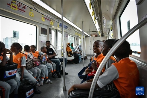 2月28日，在尼日利亞拉各斯，一所小學(xué)的學(xué)生們體驗乘坐輕軌藍線列車。新華社記者 韓旭 攝