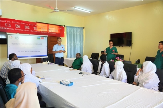 隊(duì)長(zhǎng)蔣國(guó)慶和韋長(zhǎng)群醫(yī)生一起解答問題。中國(guó)援桑醫(yī)療隊(duì)供圖