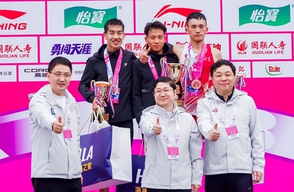 無錫市人民政府副秘書長顧文龍，無錫市體育局黨組書記、副局長楊宇華，海瀾集團黨委副書記、副總裁江南共同為全國馬拉松錦標賽（第一站）男子組前3名頒獎。受訪者供圖