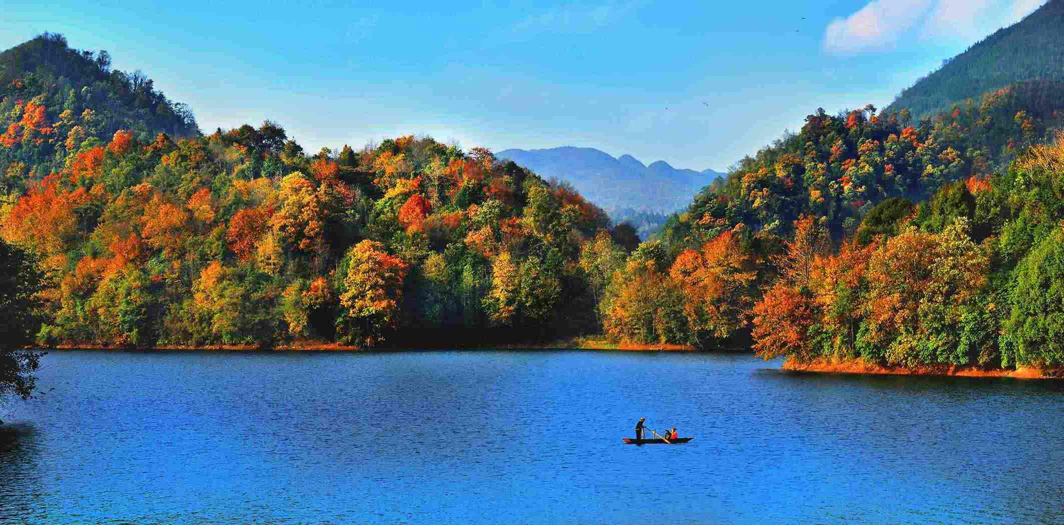 百里杜鵑湖好風(fēng)光。羅冠宇 攝