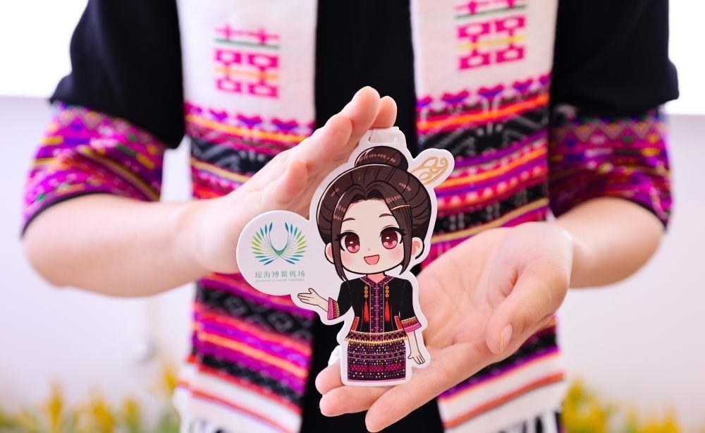 △2024年3月22日，博鰲機(jī)場(chǎng)工作人員展示“博鰲香”香氛卡片。