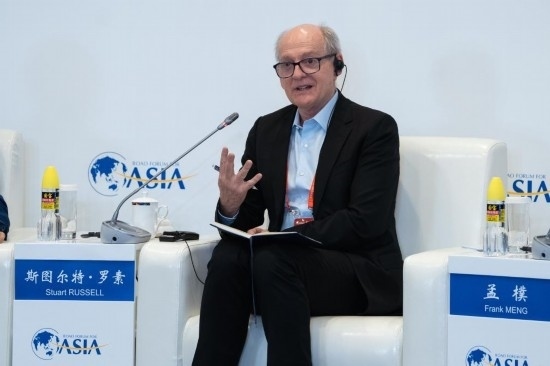 3月27日，《人工智能：現(xiàn)代方法》作者、加州大學(xué)伯克利分校計(jì)算機(jī)科學(xué)系教授斯圖爾特·羅素在分論壇上發(fā)言。新華社記者 曹夢(mèng)瑤 攝