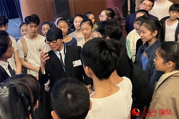松山芭蕾舞團(tuán)總代表清水哲太郎與中央芭蕾舞團(tuán)舞蹈學(xué)校的學(xué)生們交流。人民網(wǎng)記者 張麗婭攝
