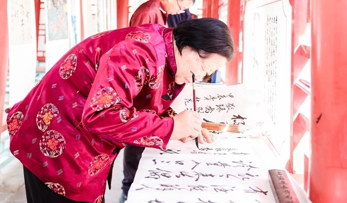 杏花節(jié)書畫展上書法家現(xiàn)場創(chuàng)作。受訪方供圖