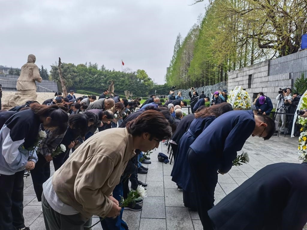 人們面向“哭墻”鞠躬。新華社記者邱冰清 攝