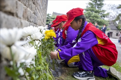 在山東棗莊臺(tái)兒莊古城，當(dāng)?shù)貙W(xué)生參加鮮花祭奠活動(dòng)。（受訪單位供圖）