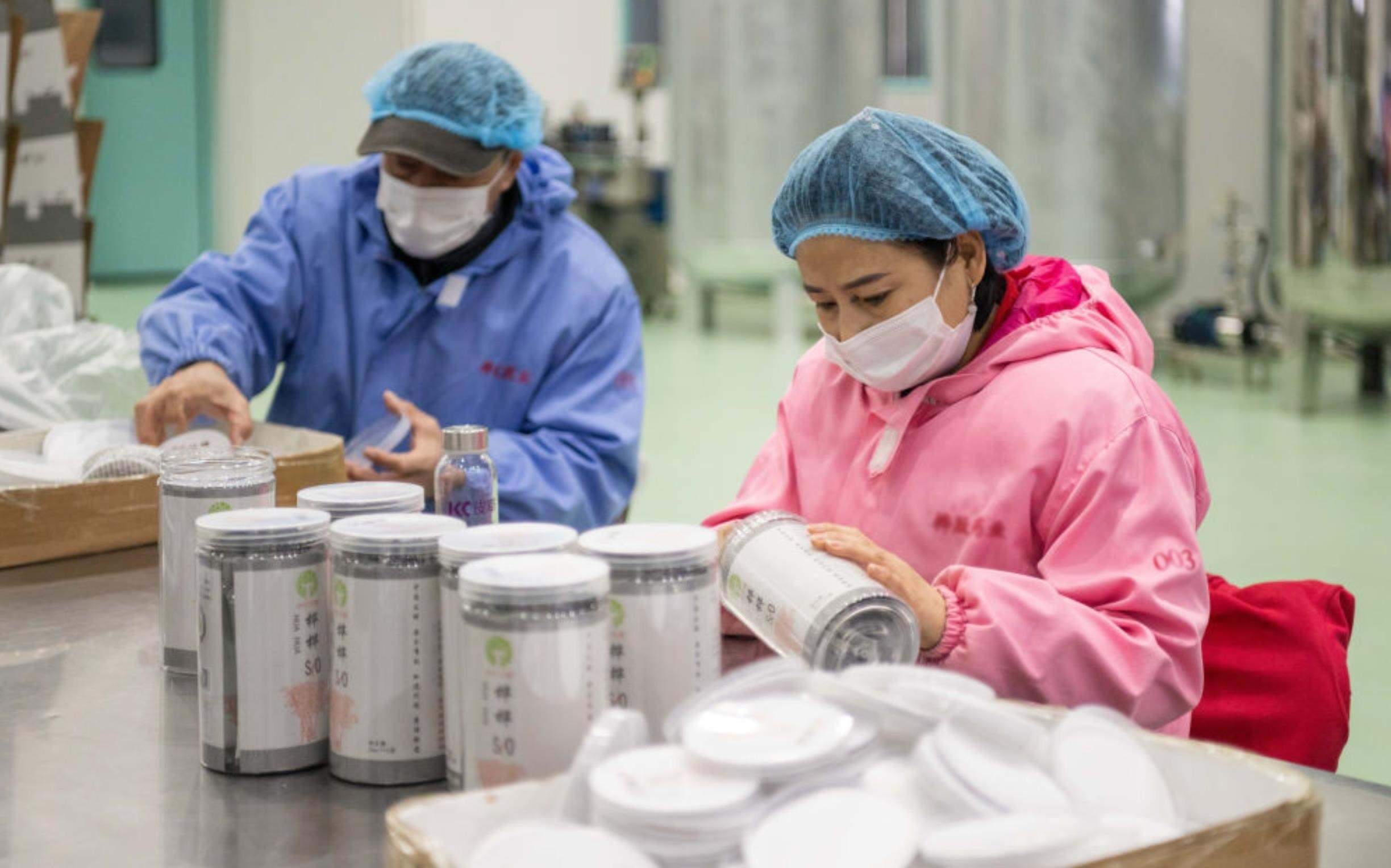 △2024年3月12日，黑龍江伊春一家公司內(nèi)，工作人員在包裝樺樹汁相關(guān)產(chǎn)品。