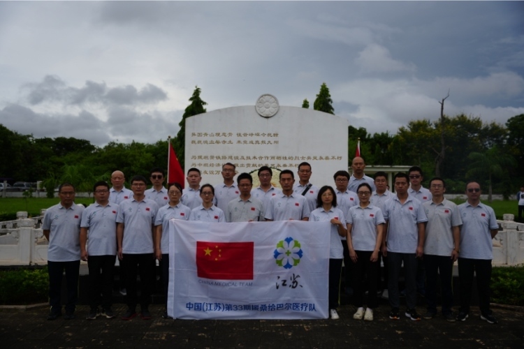醫(yī)療隊(duì)合影。中國援桑醫(yī)療隊(duì)供圖
