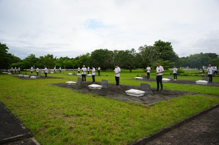 醫(yī)療隊(duì)隊(duì)員向烈士們獻(xiàn)花。中國援桑醫(yī)療隊(duì)供圖