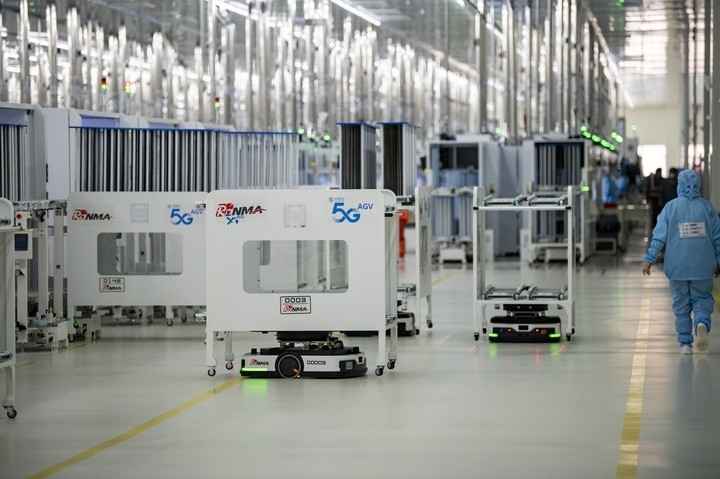 2024年1月10日，在位于浙江省金華市金義新區(qū)的潤馬光能集團金華工廠智能化生產車間里，AGV（自動導引運輸）小車忙碌穿梭在生產單元之間。圖源新華社