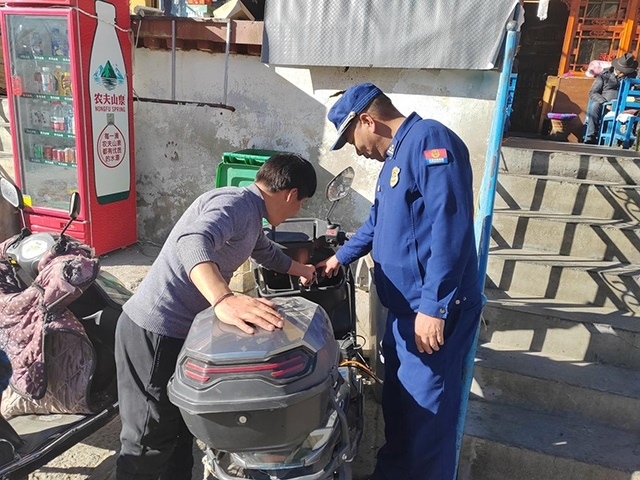 拉薩市消防救援支隊(duì)組織開展電動(dòng)自行車消防安全檢查工作。受訪者供圖