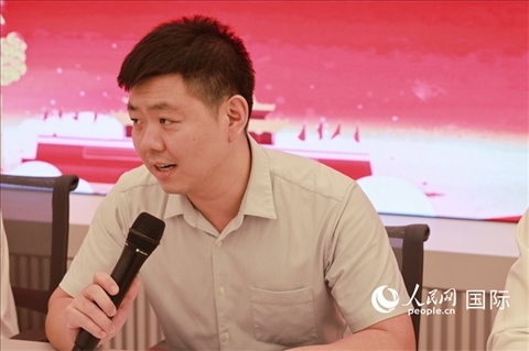 中國駐里約總領(lǐng)館領(lǐng)僑處處長齊冀在座談會(huì)上致辭。人民網(wǎng)記者 陳海琪攝