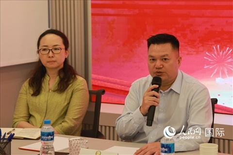 巴西和統(tǒng)會(huì)會(huì)長張小春（右）在座談會(huì)上致辭。人民網(wǎng)記者 陳海琪攝