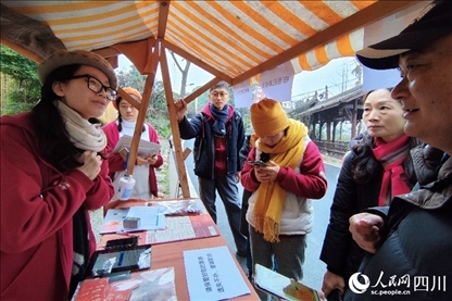 1月6日，“2024成都蒲江柑甜采摘節(jié)”上，記者見到了小萌（左一）和許多年輕人忙著做訪客接待、現(xiàn)場(chǎng)布置、票務(wù)核對(duì)、采摘服務(wù)等工作。人民網(wǎng)記者朱虹攝