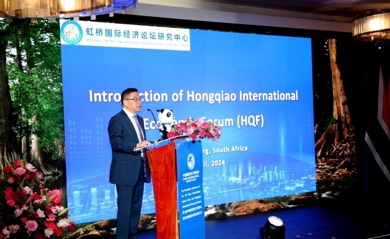 虹橋國際經(jīng)濟論壇研究中心副理事長、商務(wù)部國際貿(mào)易經(jīng)濟合作研究院副院長俞子榮致辭。（圖片來源：中國國際進口博覽會官微）