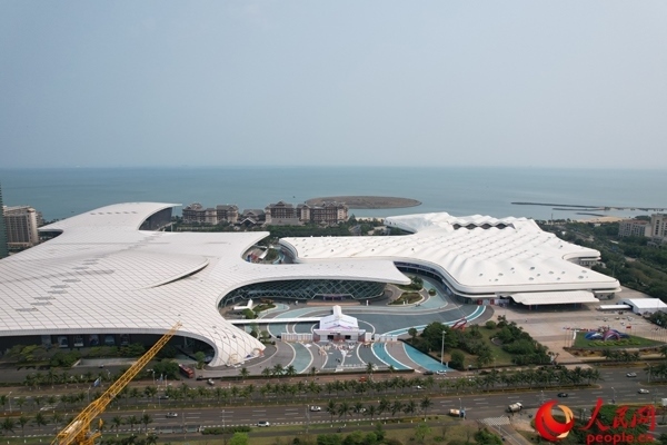 航拍第四屆消博會主會場。人民網(wǎng)記者 孟凡盛攝