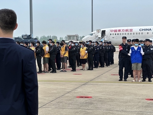 中國籍涉賭詐違法犯罪嫌疑人從柬埔寨被押解回國。人民網(wǎng)記者 郝萍攝