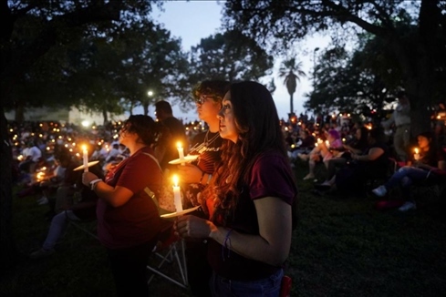 2023年5月24日，在美國得克薩斯州小城尤瓦爾迪，人們參加守夜儀式悼念校園槍擊遇害者。新華社記者吳曉凌攝