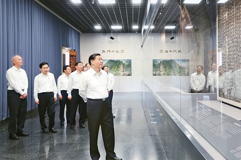2023年7月29日，中共中央總書記、國(guó)家主席、中央軍委主席習(xí)近平在四川考察結(jié)束返京途中，來(lái)到陜西省漢中市考察。這是習(xí)近平參觀漢中市博物館有關(guān)歷史文物展陳。 新華社記者 鞠鵬/攝