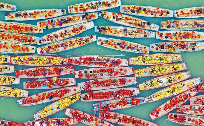 溱潼會船由南宋相沿至今，歷經(jīng)數(shù)百年傳承，被列入國家級非物質(zhì)文化遺產(chǎn)名錄。圖為2024年4月6日在江蘇省泰州市姜堰區(qū)溱湖國家濕地公園參加會船表演的船只。 新華社發(fā) 湯德宏/攝