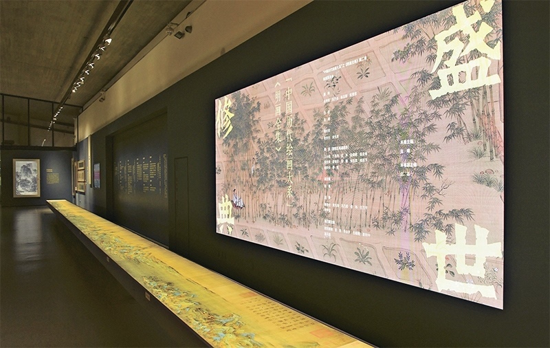 “中國歷代繪畫大系”，是習(xí)近平總書記親自批準(zhǔn)、高度重視的一項(xiàng)規(guī)模浩大、縱貫歷史、橫跨中外的國家級重大文化工程。圖為中國國家版本館杭州分館展示的“盛世修典——‘中國歷代繪畫大系’”收錄的數(shù)字化古畫（2023年5月31日攝）。 新華社記者 翁忻旸/攝