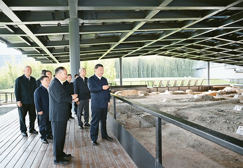 2023年10月10日至13日，中共中央總書記、國(guó)家主席、中央軍委主席習(xí)近平在江西考察。這是11日上午，習(xí)近平在景德鎮(zhèn)市陶陽(yáng)里歷史文化街區(qū)南麓遺址考察。 新華社記者 謝環(huán)馳/攝