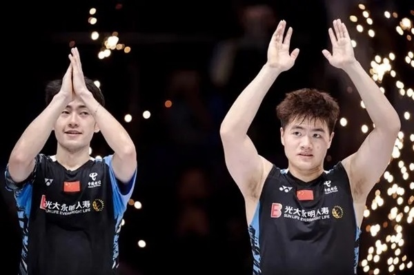 4月14日，梁偉鏗（右）/王昶在頒獎(jiǎng)儀式上。 新華社記者 江漢攝