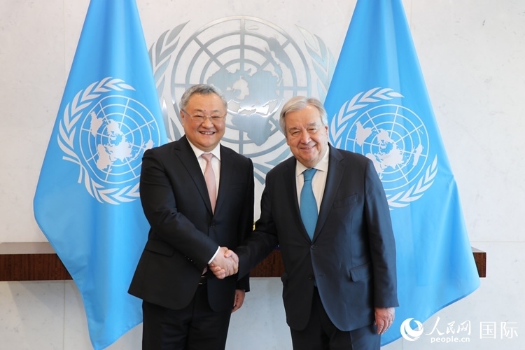 4月16日，中國新任常駐聯(lián)合國代表、特命全權(quán)大使傅聰在紐約聯(lián)合國總部向聯(lián)合國秘書長古特雷斯遞交了全權(quán)證書。 人民網(wǎng)記者 李志偉攝