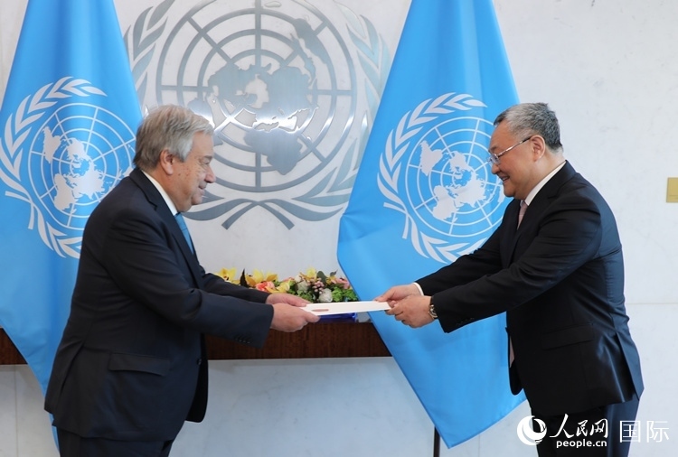 4月16日，中國新任常駐聯(lián)合國代表、特命全權(quán)大使傅聰在紐約聯(lián)合國總部向聯(lián)合國秘書長古特雷斯遞交了全權(quán)證書。 人民網(wǎng)記者 李志偉攝