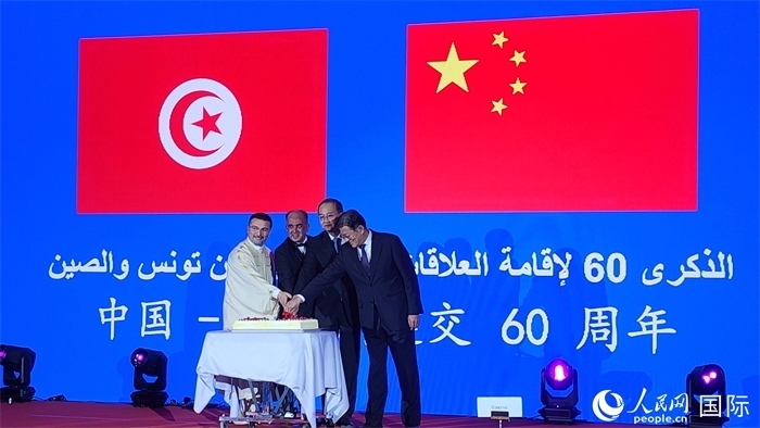 與會嘉賓共同切紀念蛋糕，從左至右分別為突尼斯國家旅游局局長侯賽因、突尼斯駐華大使阿迪勒·阿拉比、外交部副部長鄧勵、中國人民對外友好協(xié)會副會長李?？?。人民網(wǎng)記者 萬宇攝