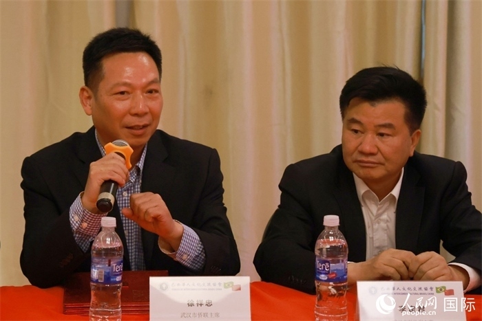 武漢市僑聯(lián)主席徐祥忠（左）在座談會(huì)上致辭。人民網(wǎng)記者 陳海琪攝