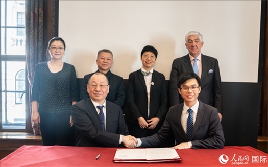 活動簽約現(xiàn)場。實習(xí)生 劉船攝