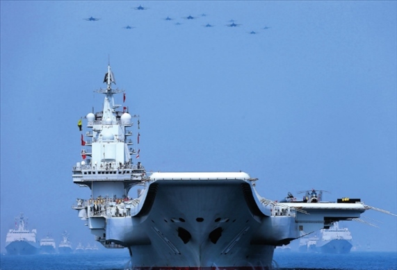 制空作戰(zhàn)梯隊(duì)飛越航母編隊(duì)上空（2018年攝）。 張雷攝