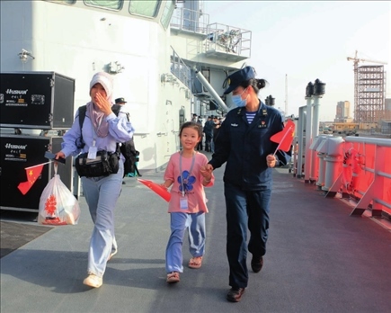 海軍軍艦赴蘇丹緊急撤離我在蘇丹人員。圖為海軍官兵帶領(lǐng)同胞登艦（2023年4月26日攝）。丁家興攝