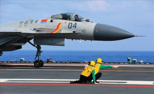 遼寧艦起飛助理作出放飛手勢，殲-15艦載戰(zhàn)斗機(jī)起飛（2020年4月攝）。張凱攝