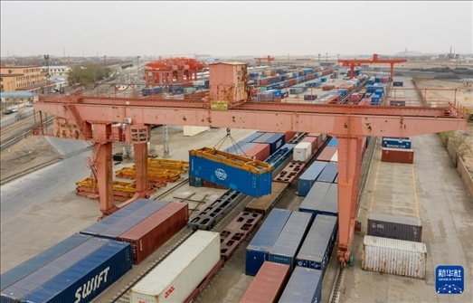 4月21日，二連浩特鐵路口岸龍門吊吊裝中歐班列集裝箱（無人機(jī)照片）。 新華社發(fā)（張海峰攝）