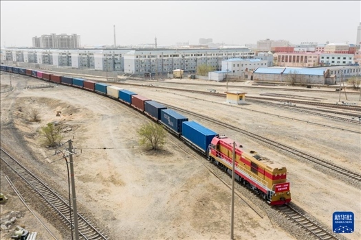 4月21日，中歐班列緩緩駛出二連浩特鐵路口岸（無人機(jī)照片）。 新華社發(fā)（張海峰攝）
