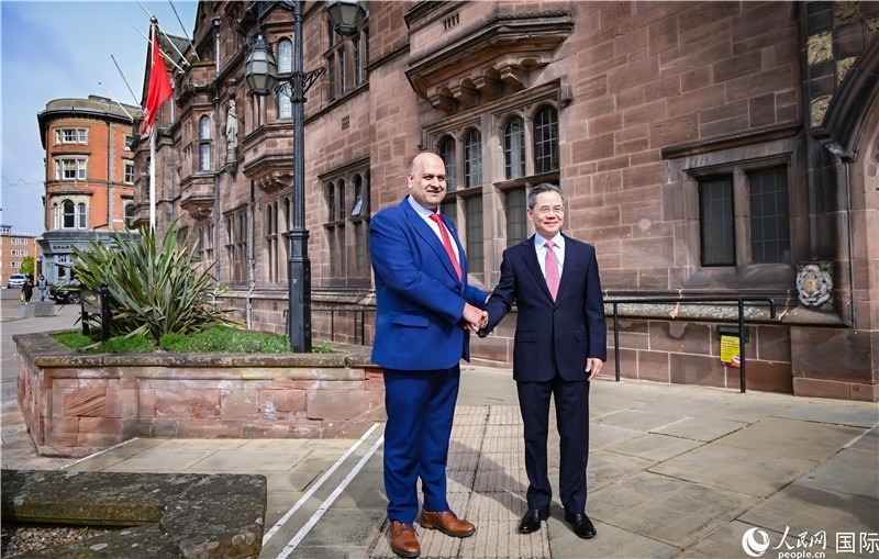 圖為中國(guó)駐英國(guó)大使鄭澤光在考文垂市政廳會(huì)見現(xiàn)場(chǎng)。人民網(wǎng) 郭錦標(biāo)攝