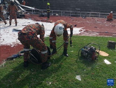 4月23日，救援人員在馬來西亞霹靂州的直升機墜毀現(xiàn)場救援。新華社發(fā)（馬來西亞消防拯救局供圖）