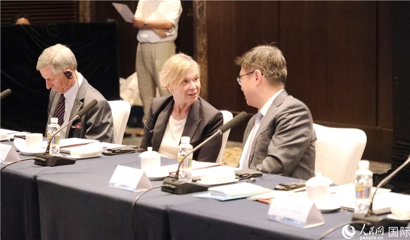 宣介會(huì)上，中外官員親切交談。人民網(wǎng)記者趙益普攝