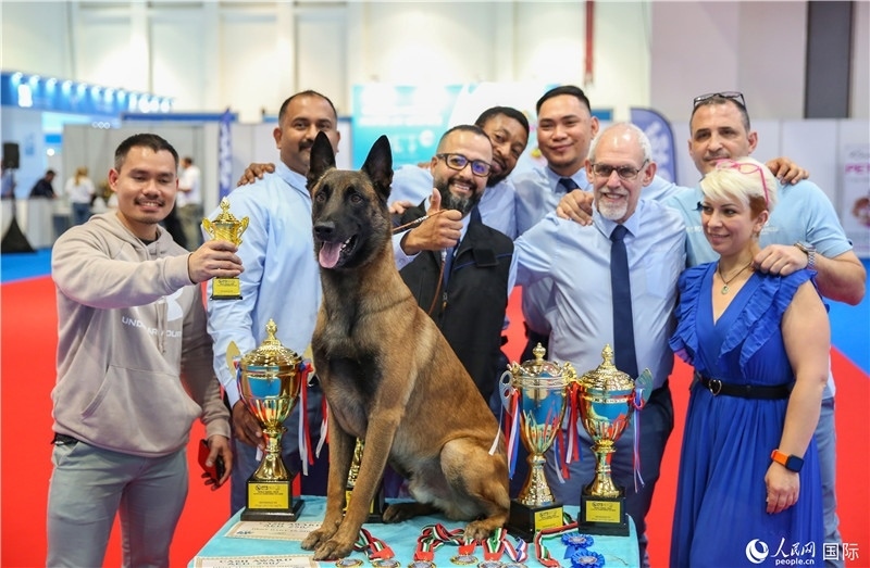 圖為參會(huì)嘉賓與獲獎(jiǎng)寵物合影，塔里克·易卜拉欣攝