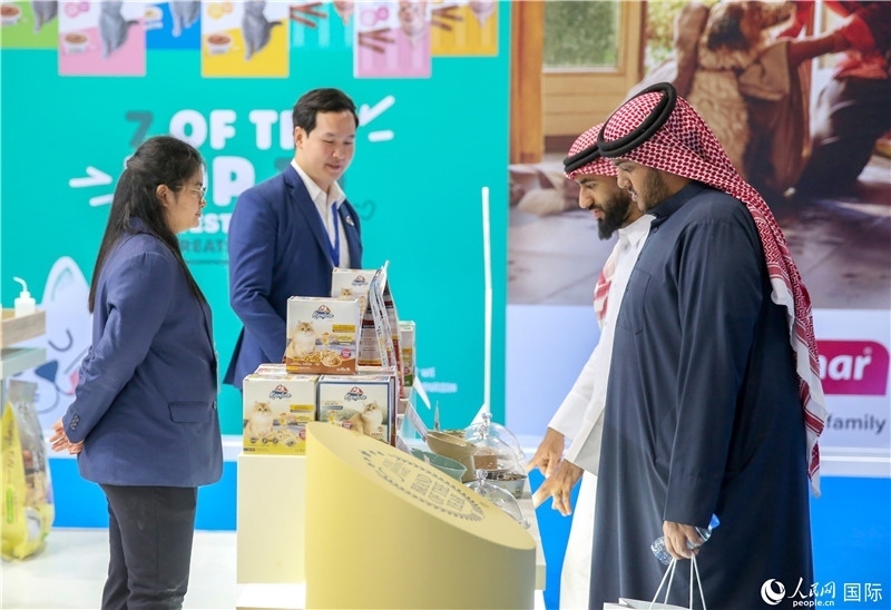 圖為當(dāng)?shù)乜蜕淘谥袊髽I(yè)展位前參觀，塔里克·易卜拉欣攝 (2)