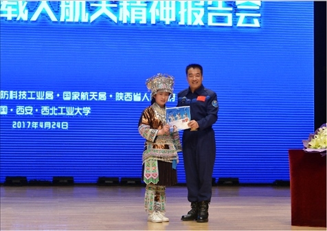 韋知月（化名）在西北工業(yè)大學(xué)與英雄航天員張曉光合影。受訪者供圖