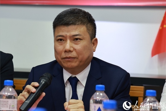 浙江省蘭溪市市委常委柳衛(wèi)東在座談會上致辭。人民網(wǎng)記者 陳海琪攝