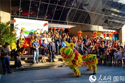 巴西民眾在里約天文館前觀看舞獅表演。四川省文化和旅游廳供圖。