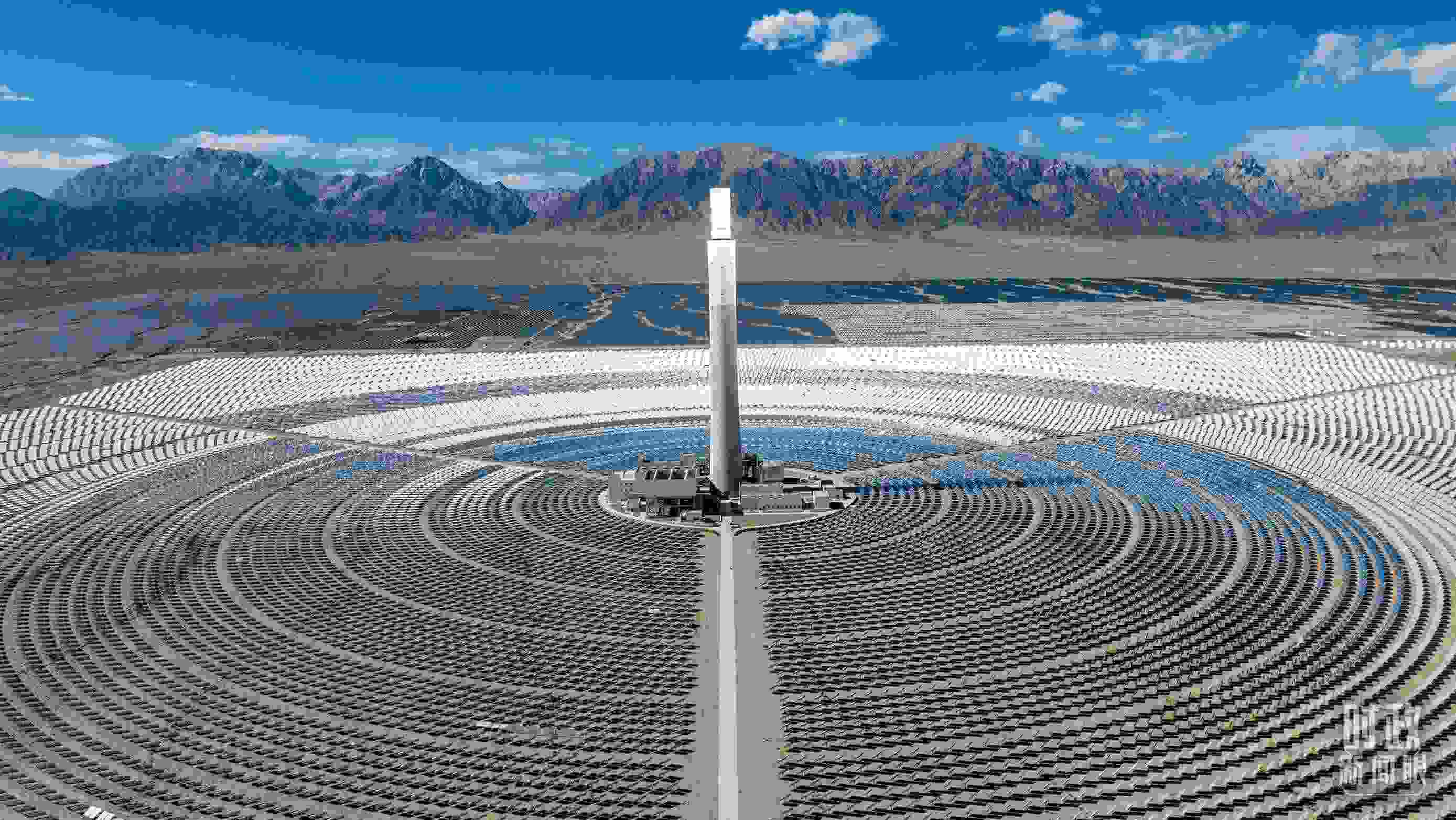 △青海海西德令哈塔式熔鹽儲(chǔ)能光熱發(fā)電廠。（圖/視覺中國(guó)）