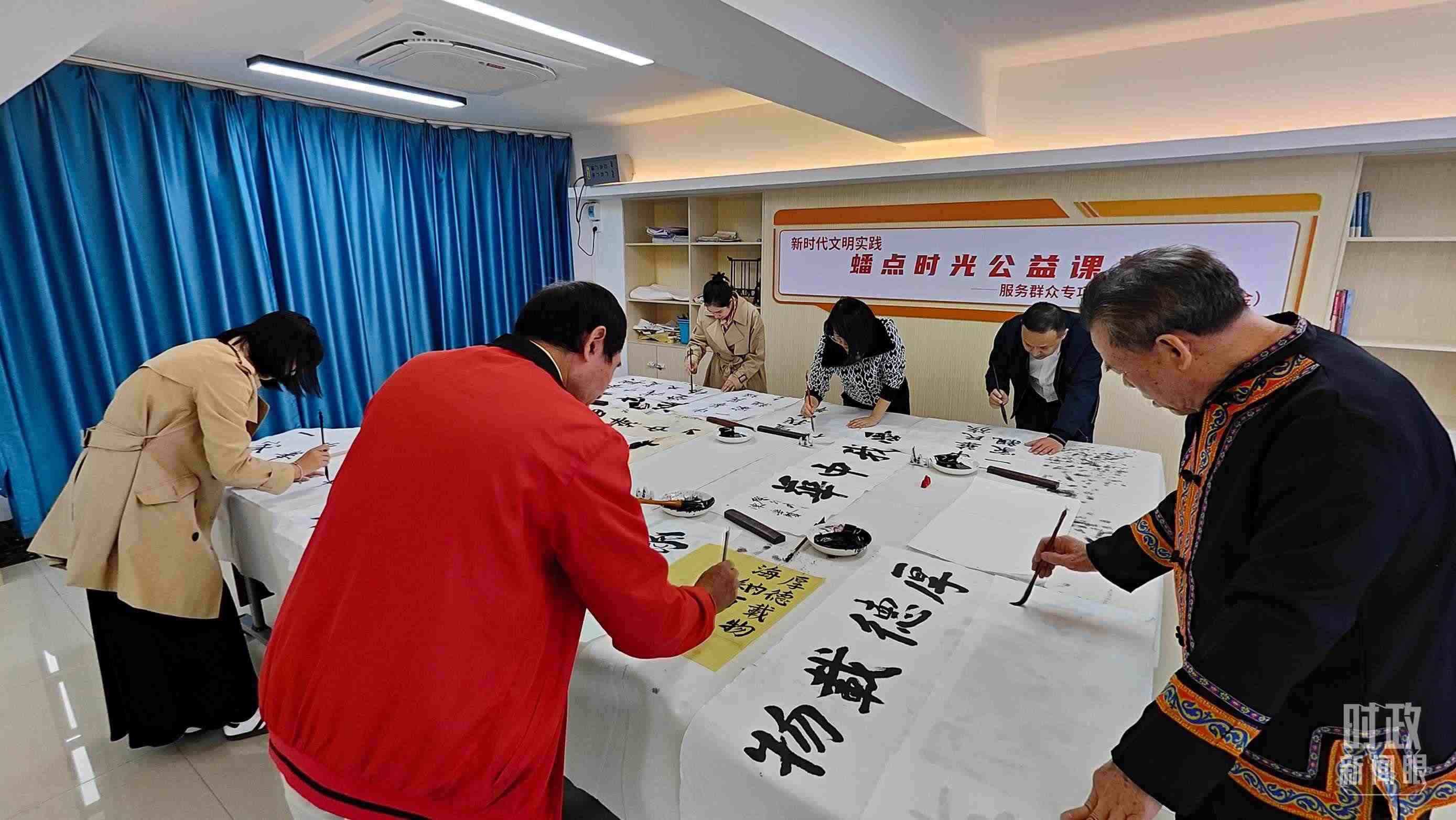 △廣西南寧市多民族社區(qū)——盤龍社區(qū)居民練習(xí)書法。（總臺(tái)央視記者楊立峰拍攝）